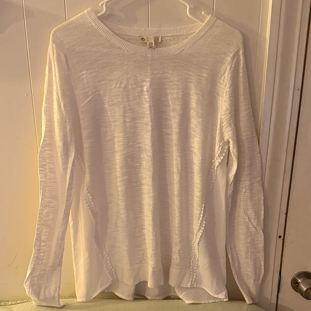 Lila Rose White Lightweight Crewneck Knit Top